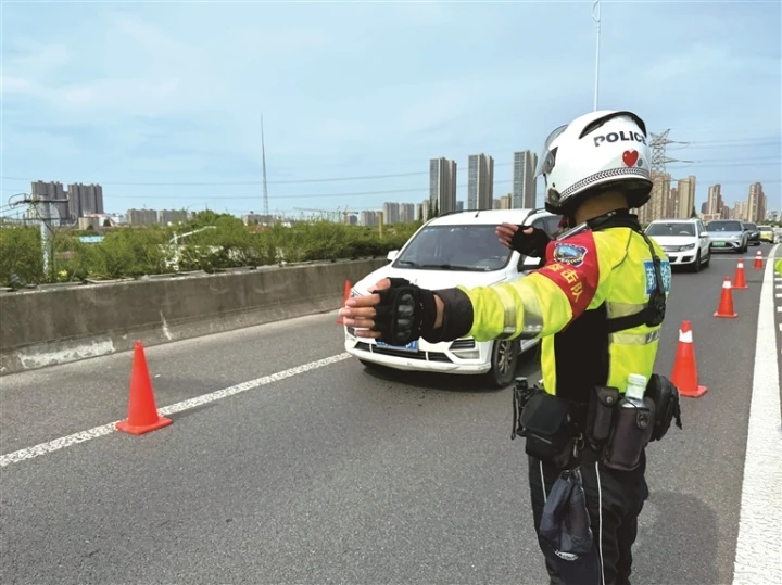 南通交警鐵騎不服“暑”——烈日下那抹“熒光綠”格外閃亮